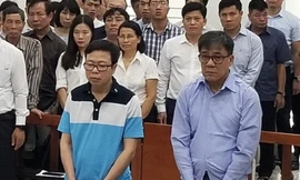 Từ trái qua, các bị cáo Nguyễn Tấn Hùng và Đỗ Văn Khạnh.