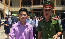 Bị cáo Hoàng Công Lương tại tòa án TP Hòa Bình.