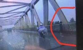 Hình ảnh được camera hành trình của một ô tô ghi nhận ngay trước thời điểm V.A gieo mình xuống sông Đuống.