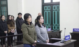 Từ bìa trái qua, các bị cáo Nguyễn Thị Vững, Nguyễn Thị Vân.