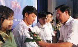 Bí thư T.Ư Đoàn Phan Văn Mãi trao học bổng cho các SV Ảnh H. Văn