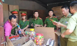 50 tấn bánh kẹo, đồ chơi trẻ em nhập lậu đã bị cảnh sát bắt giữ khi đang trên đường về Hà Nội tiêu thụ