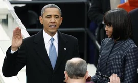 Tổng thống Mỹ Barack Obama tuyên thệ nhậm chức trước sự chứng kiến của Chánh án John Roberts và đệ nhất phu nhân Michelle Obama