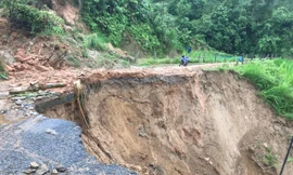 Đường đi vào Y Tý, ở huyện Bát Xát (Lào Cai) bị sạt lở nghiêm trọng 