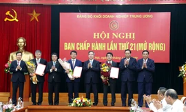 Hội nghị đã công bố các quyết định của Ban Bí thư chuẩn y chức vụ Ủy viên Ban Thường vụ Đảng bộ Khối Doanh nghiệp Trung ương nhiệm kỳ 2015 - 2020; Quyết định chỉ định Ủy viên Ban Chấp hành Đảng bộ Khối Doanh nghiệp Trung ương nhiệm kỳ 2015 - 2020