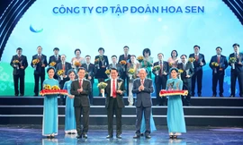 Ông Vũ Văn Thanh, Phó Tổng giám đốc Tập đoàn Hoa Sen, đại điện Tập đoàn nhận chứng nhận Thương hiệu Quốc gia 2020 