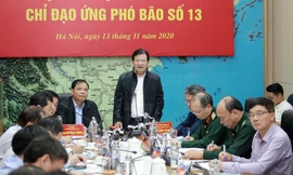 Phó Thủ tướng Trịnh Đình Dũng yêu cầu các địa phương trong vùng ảnh hưởng của bão khẩn cấp sơ tán dân khỏi những nơi nguy hiểm