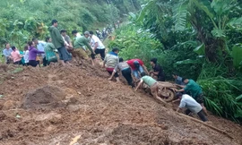 Người dân địa phương phát hiện kịp thời, cứu được nạn nhân Lò Thị Châu bị đất đá sạt lở vùi lấp ở xã Thèn Sin, huyện Tam Đường (Lai Châu) 