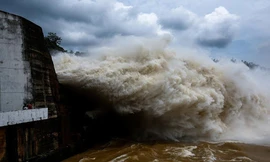 Thuỷ điện Hoà Bình mở 8 cửa xả lũ vào năm 2017