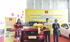 Lãnh đạo Tập đoàn Hoa Sen trao giải thưởng 1 xe ô tô Mazda CX-5 cho nhà phân phối may mắn