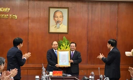 Thủ tướng Nguyễn Xuân Phúc trao quyết định điều động, bổ nhiệm ông Lê Minh Hoan, nguyên Bí thư tỉnh uỷ Đồng Tháp làm Thứ trưởng Bộ NN&PTNT