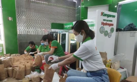 Các cán bộ, nhân viên của Kangaroo đã chuẩn bị hàng nghìn suất quà gồm gạo, trứng phát miễn phí cho người dân