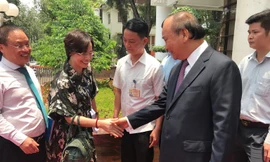 Thủ tướng chào các đại biểu sau khi kết thúc hội nghị trực tuyến với cộng động doanh nghiệp sáng 9/5 (Ảnh: Phạm Anh)