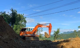 Các lực lượng cứu hộ cứu nạn đang tìm cách tiếp cận hiện trường vụ sạt lở nghiêm trọng ở huyện Nam Trà My