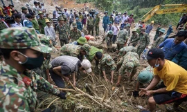 Các lực lượng vẫn tích cực tìm kiếm những nạn nhân mất tích trong vụ sạt lở ở Nam Trà My, Quảng Nam