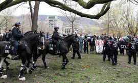 Cảnh sát giám sát người biểu tình ủng hộ Palestine đang tập trung trong khuôn viên Đại học McGill ở Canada ngày 2/5. Ảnh: AP