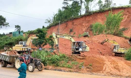 Vụ sạt lở đất khiến cô giáo tử vong: Di dời 11 hộ dân khỏi nơi nguy hiểm