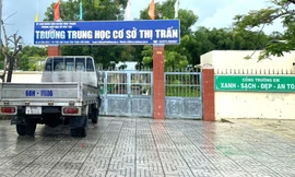 Hiệu trưởng tự ý chuyển trường trước năm học mới: 'Tôi chưa biết làm lễ khai giảng ở đâu'
