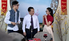 Ông Hoàng Tùng, Chủ tịch UBND TP Thủ Đức (giữa) đang livestream bán hàng cùng các nhà sáng tạo nội dung