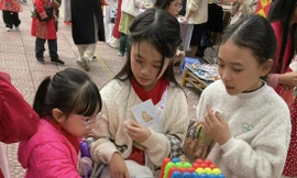 Hội chợ của học sinh tại một trường ở Hà Nội được cha mẹ học sinh góp sức tổ chức