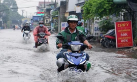 Cơn mưa kéo dài vào ngày 18/9 làm đường SINCO (quận Bình Tân, TPHCM) ngập sâu. Ảnh: H.H
