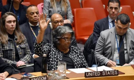 Các xe bọc thép của Israel chạy trên con đường gần biên giới Dải Gaza ngày 29/5. (Ảnh: Reuters)