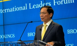 Bộ trưởng Bùi Thanh Sơn phát biểu tại Viện Brookings. (Ảnh: Mofa)