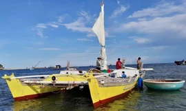 Thuyền buồm của ông Quinn Richard Anthony được ngư dân Quảng Ngãi lai dắt vào bờ