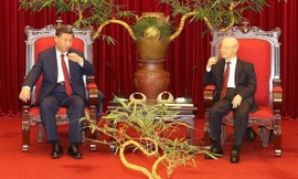 Tiệc trà giữa cố Tổng Bí thư Nguyễn Phú Trọng và Tổng Bí thư, Chủ tịch Trung Quốc Tập Cận Bình vào chiều tối 12/12/2023 với tác phẩm “Lưỡng long chầu nhật” của Sỹ Luân ở phía sau Ảnh: TTXVN 