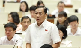 ĐBQH Phạm Văn Hòa (đứng) Ảnh: Như Ý 