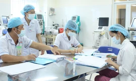 Nhân viên y tế đang là những người chịu nhiều áp lực từ công việc. Ảnh: Vân Sơn