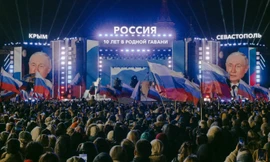 Hàng nghìn người Nga tập trung tại Quảng trường Đỏ ở Mátxcơva hôm 18/3, một ngày sau khi Tổng thống Nga Vladimir Putin được tuyên bố là người chiến thắng trong cuộc bầu cử tổng thống. Ảnh: The New York Times.