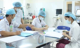 Nhân viên y tế đang phấn khởi với cơ chế cải cách tiền lương, tuy nhiên trên thực tế nhiều khoản thu nhập tăng thêm sẽ bị cắt giảm ảnh: Vân Sơn 