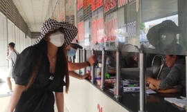Hành khách mua vé tại bến xe Miền Tây, quận Bình Tân, TPHCM. Ảnh: Hữu Huy