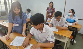 Ba sỹ tử đặc biệt ở TPHCM: Thi phòng riêng, có người viết bài hộ