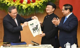 Thủ tướng Phạm Minh Chính cùng Thủ tướng Trung Quốc Lý Cường trải nghiệm làm tranh Đông Hồ