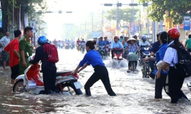 Triều cường vượt báo động 3, một số đường ở Cần Thơ ngập sâu