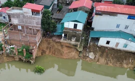 Hiện trường căn nhà bị sụt xuống sông Cầu