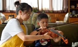 Một nữ sinh viên làm bảo mẫu