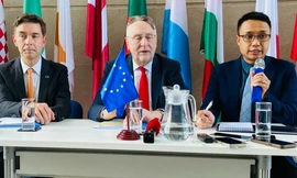 Nghị sĩ Bernd Lange (giữa) trong cuộc gặp báo chí ngày 18/1 tại Hà Nội. Ảnh: Thu Loan