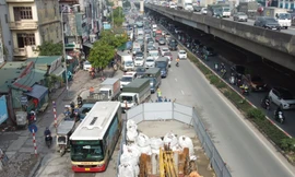 Ùn tắc thường xuyên diễn ra ở đường Nguyễn Xiển do hàng rào công trường dự án xử lý nước thải Yên Xá 