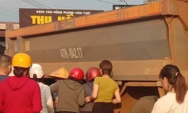 Mẹ ôm thi thể con trai khóc ngất sau va chạm xe tải