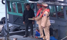 Đeo bám tàu du lịch bán hàng rong trên vịnh Hạ Long