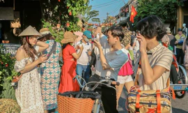 Thấy gì từ việc nhiều tỉnh thành 'hái ra tiền' dịp Tết?