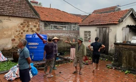 Lốc xoáy làm tốc mái hàng chục ngôi nhà ở Quảng Ninh