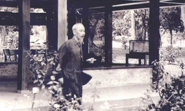 Bác Hồ bên ngôi nhà sàn trong Phủ Chủ tịch Ảnh: KDT CHỦ TỊCH HỒ CHÍ MINH TẠI PHỦ CHỦ TỊCH CUNG CẤP