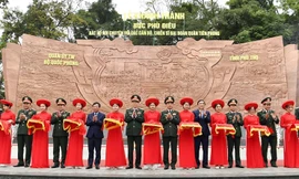 Khánh thành Bức phù điêu 'Bác Hồ nói chuyện với cán bộ, chiến sĩ Đại đoàn Quân Tiên Phong'