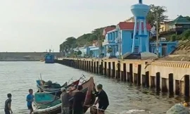 Gió giật, sóng biển dâng cao ở đảo Cồn Cỏ