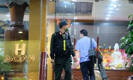 Cảnh sát khám xét trụ sở Công ty AIC.