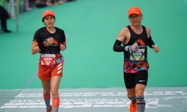 VĐV Nguyễn Thị Hưởng (trái) trên đường chạy Tiền Phong Marathon Lai Châu